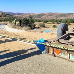 sivasta bugday yuklu traktor devrildi 2 kisi oldu tigzEJf7