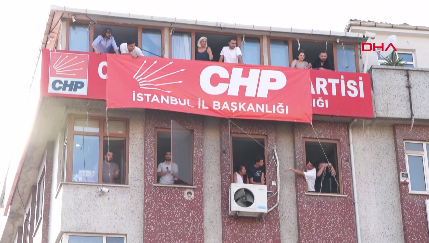 chp bahcelievler ilce baskanligina istanbul il baskanligi yazisi asildi VHcqLJTO