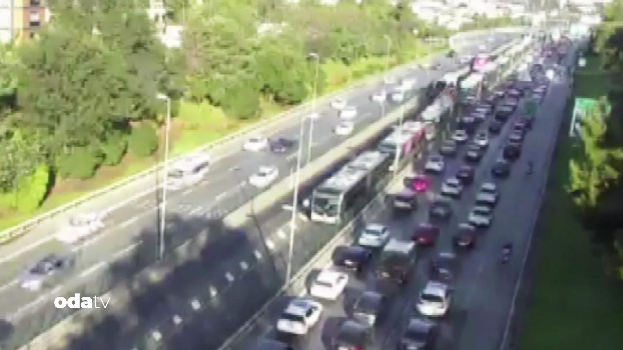 kadikoyde metrobus kaza yapti W57OXWq4