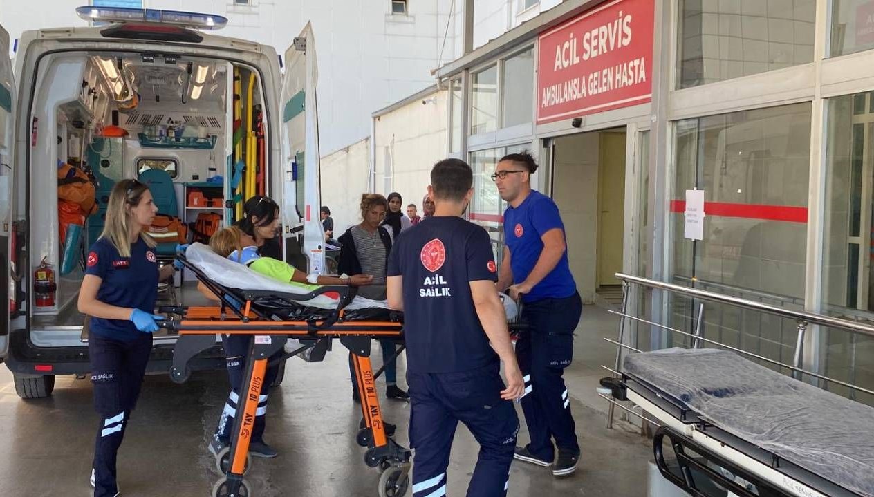 minibus kontrolden cikti kayaya carpti 2 kisi yaralandi uZw679yt