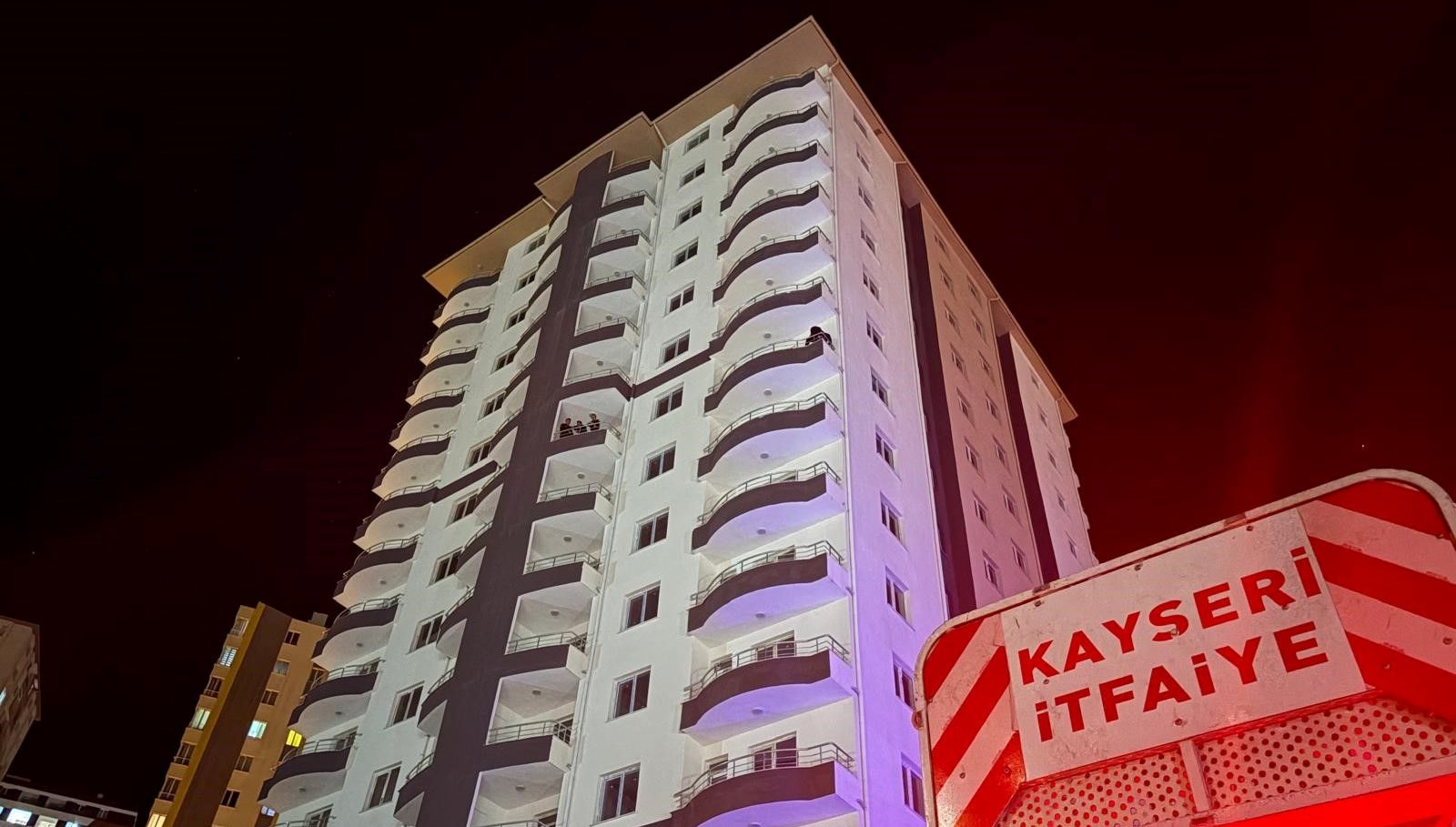 muteahhitten parasini alamayinca intihara kalkisti XNzpBSON