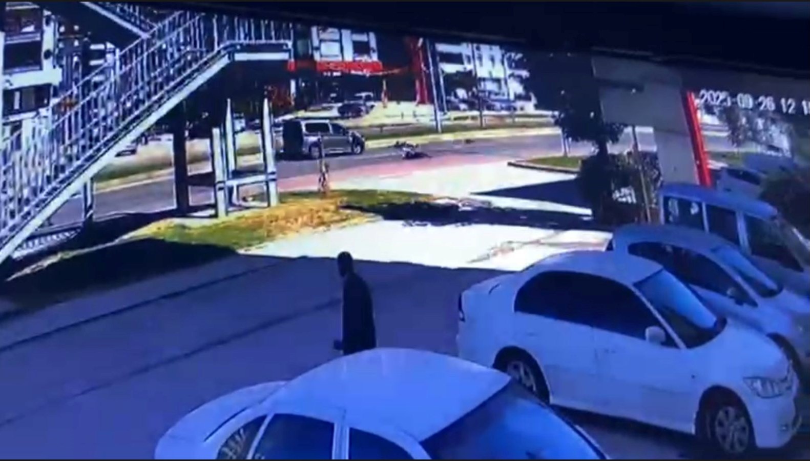 yolun karsisina gecerken hafif ticari arac carpti Iaaq2DzK