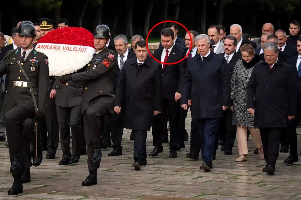 anitkabirdeki torene damga vuran goruntu yavas ve sorusturma izni isteyen bassavci yan yana 8D4eKHj1.jpg