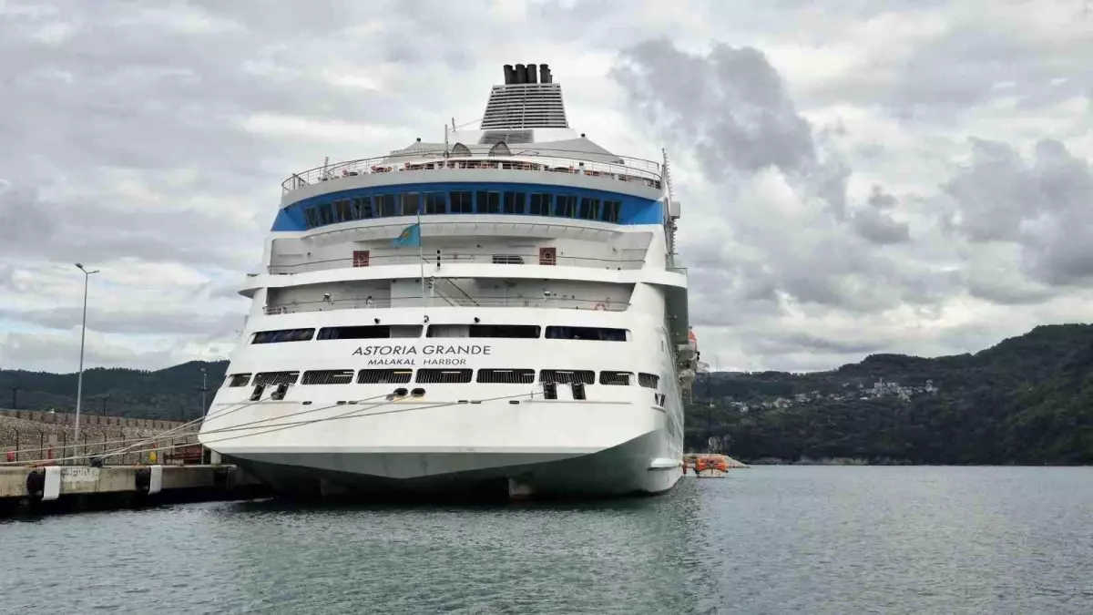 astoria grande gemisi amasra limaninda bakimda FCjqLGnk.jpg