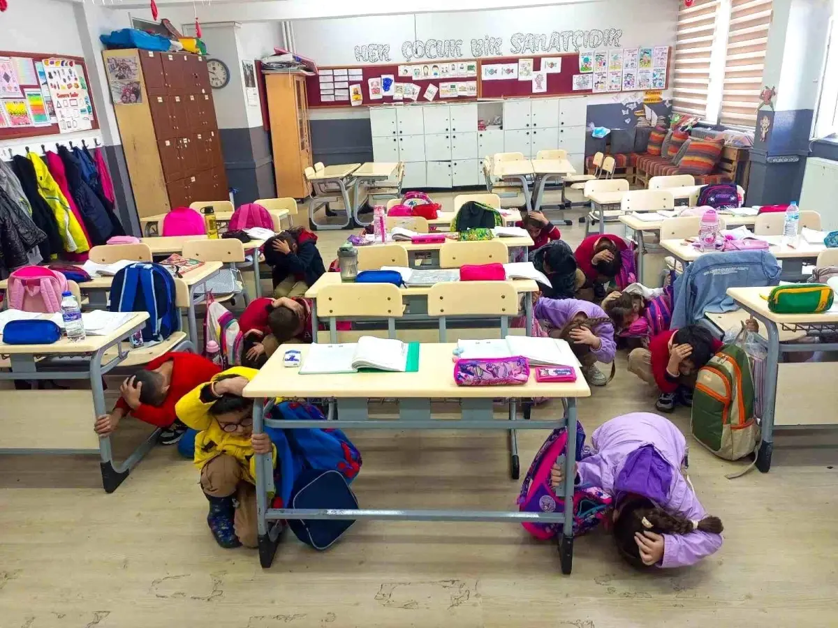 balikesirde deprem tahliye tatbikati gerceklestirildi wcJ676lr.jpg