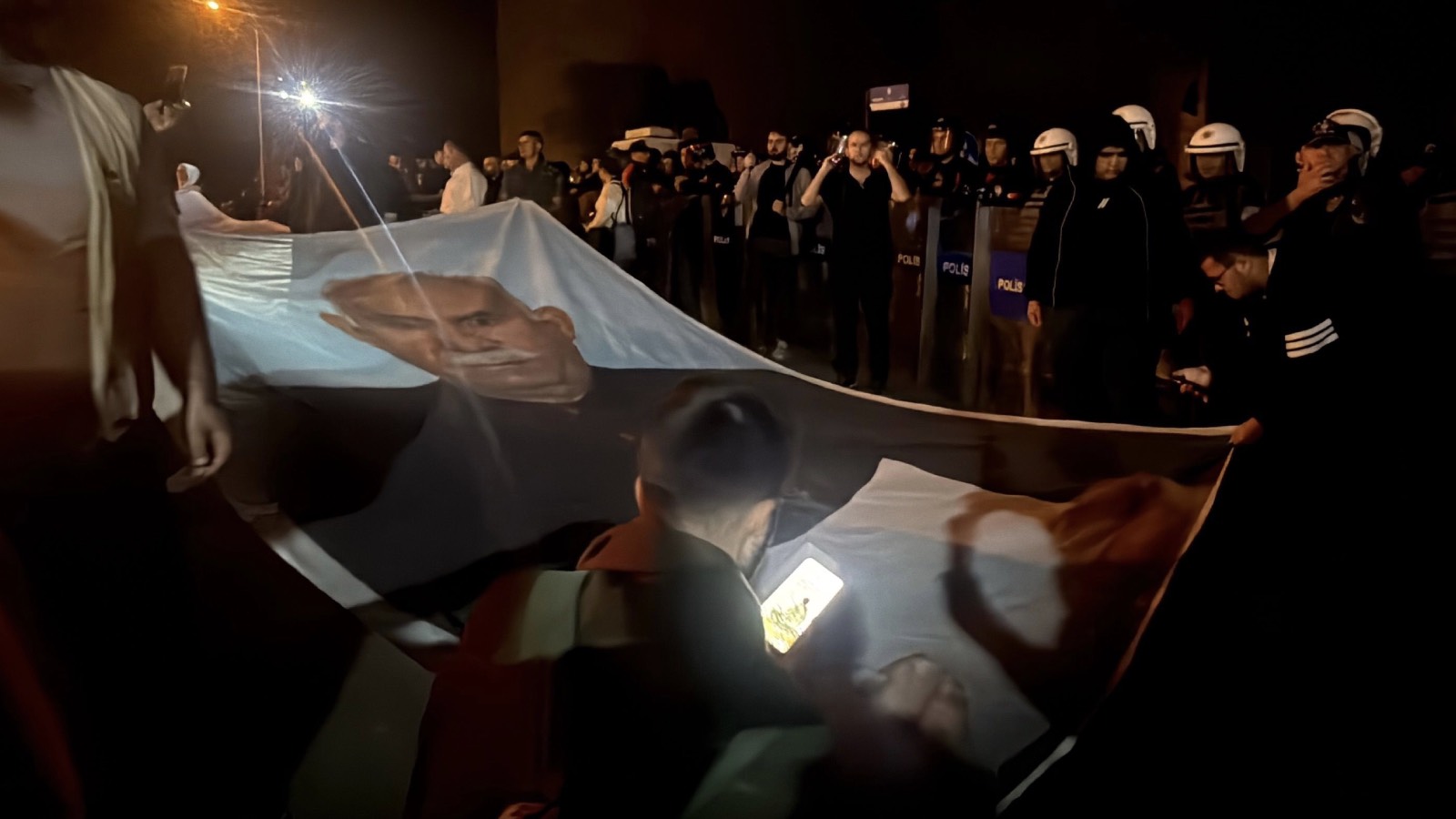 diyarbakirdaki ocalana ozgurluk yuruyusunde polise dusman denmesine yerlikayadan tepki cozum surecine karsi suikast tesebbusu utgqYMdJ.jpg