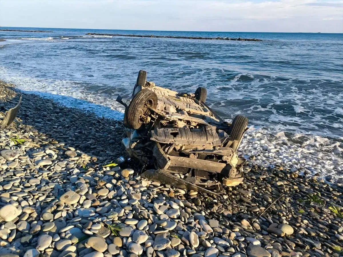 samsunda otomobilin deniz kenarina devrilmesi surucu yaralandi mIDdSDGl