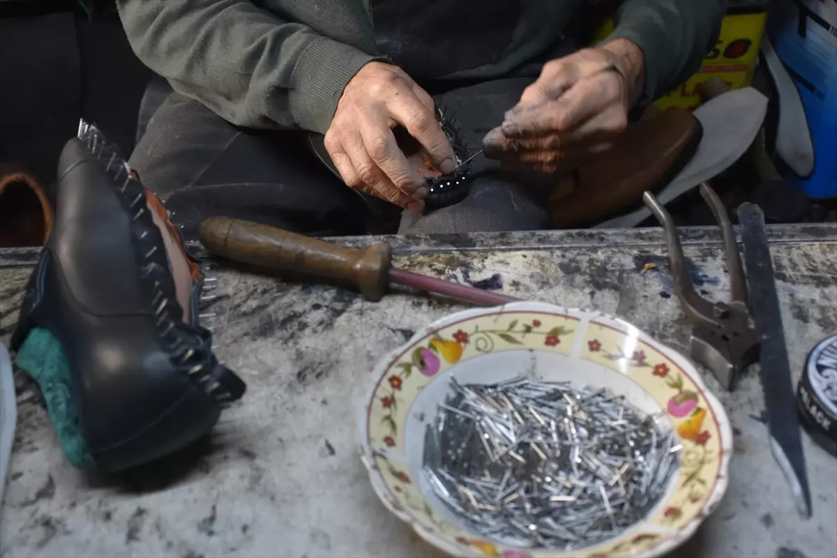 72 yasindaki usta 60 yil suren ayakkabi sanati PwHC1Ras.jpg