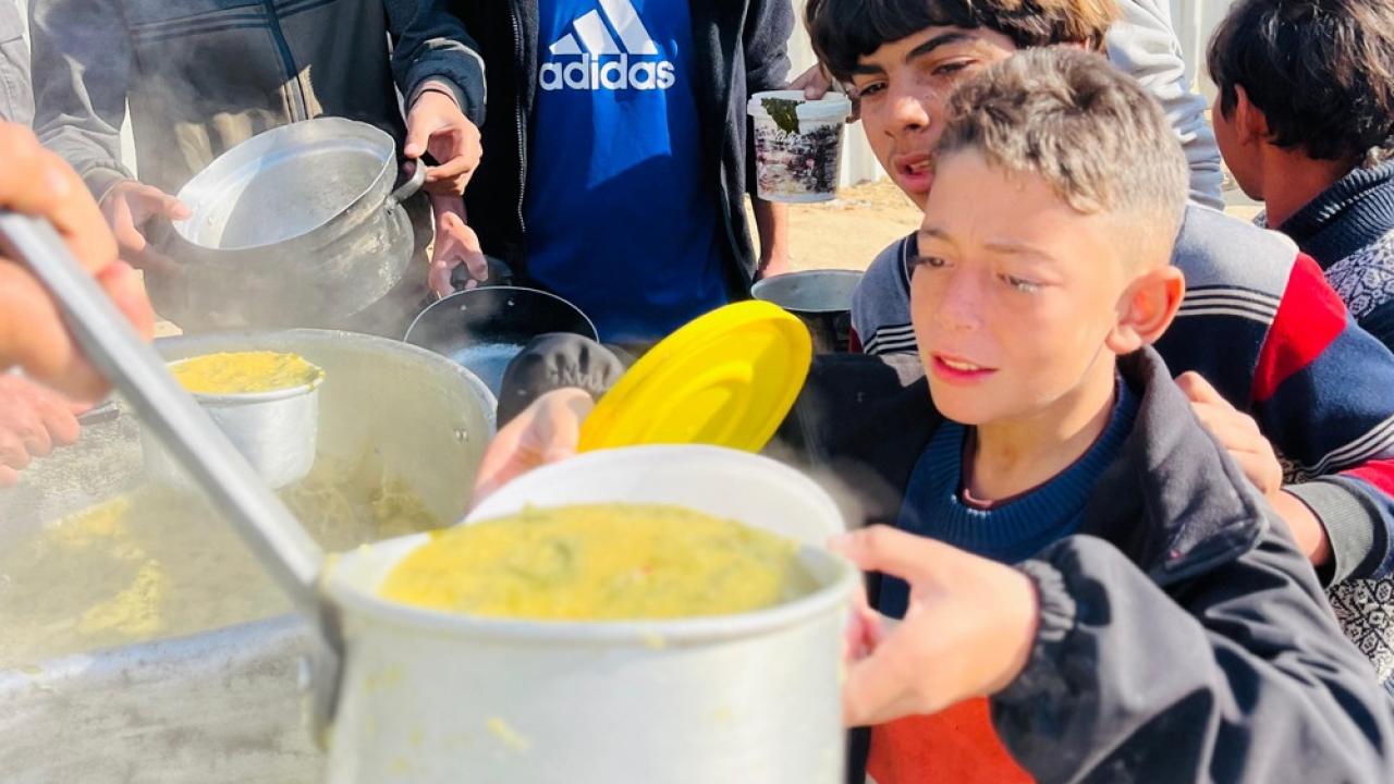 deniz feneri gazzede her gun 22 bin kisiye sicak yemek kaqp9DDH.jpg