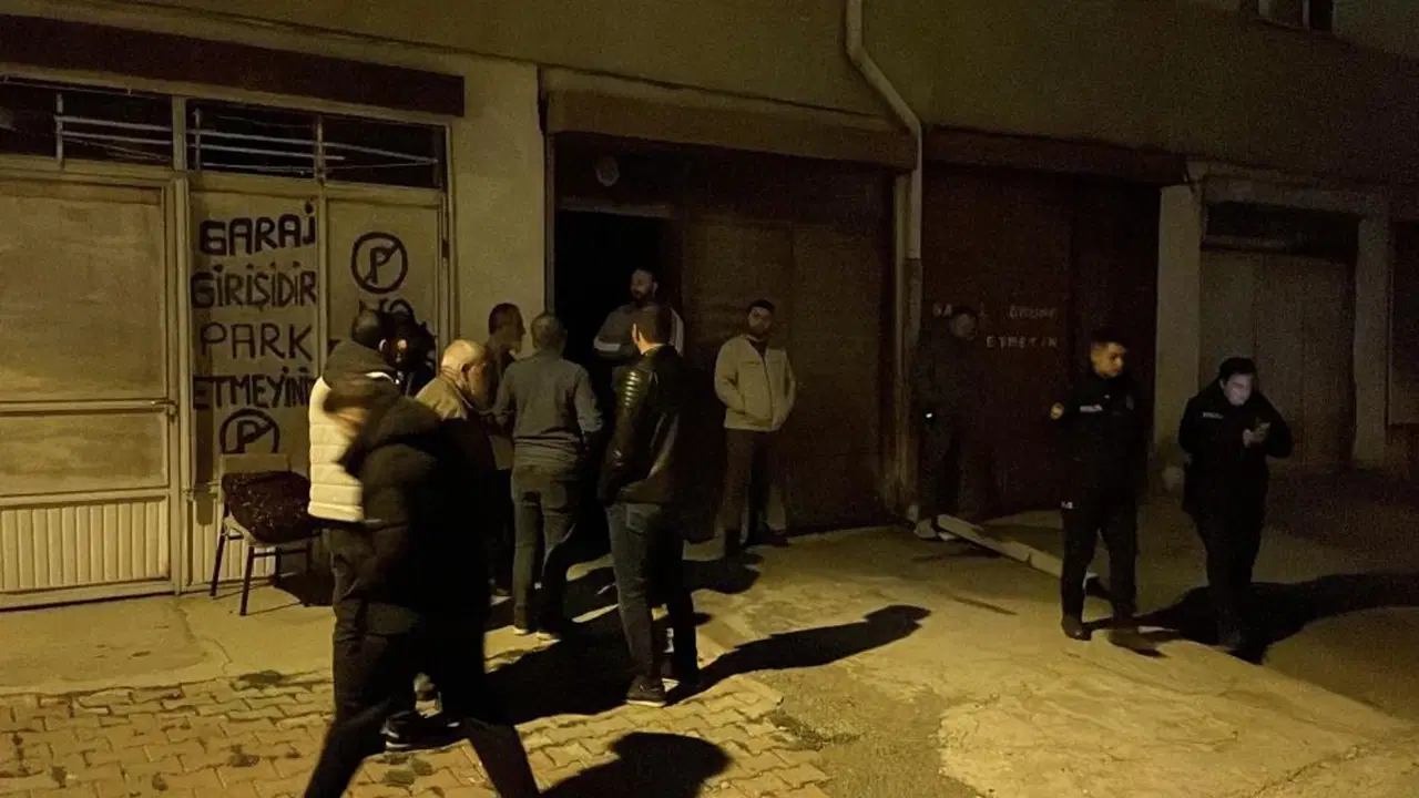 esinden haber alamayinca garaja indi otomobilin icinde olu buldu KEktAnuO.jpg