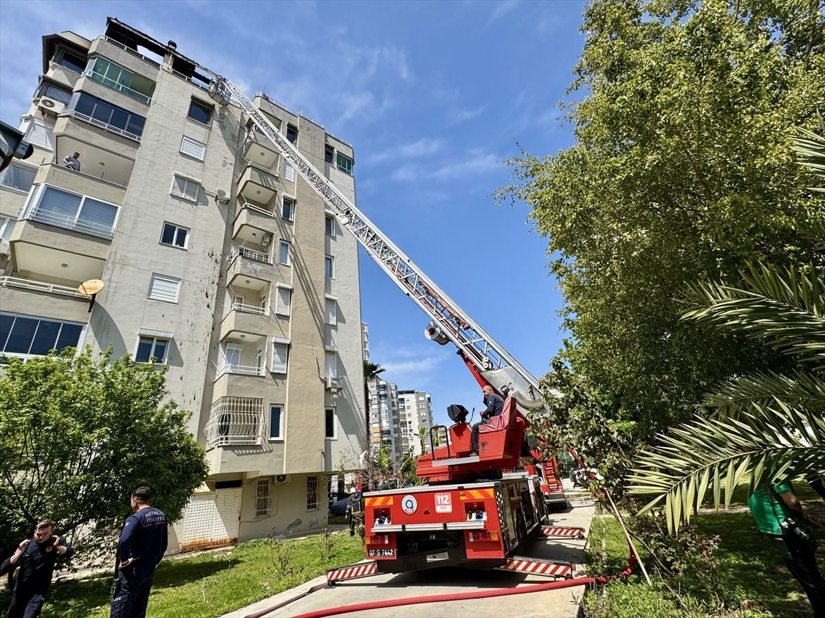Antalya’da Apartmanda Yangın Paniği: Teras Katı Alevler İçinde Kaldı