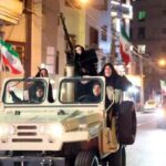 iranli-kadinlar-da-silah-kusanip-sokaga-cikti-verdikleri-mesaj-net-sjIBZBgx