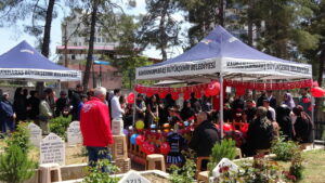 kahramanmarasta-sessiz-23-nisan-katledilen-cocuklarin-mezarlari-bayraklarla-suslendi-vpkudJYS