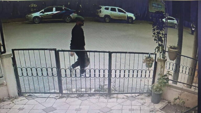 polisiz-diyerek-dolandirdilar-kacarken-kaza-yapip-yakalandilar-mRwAePQA
