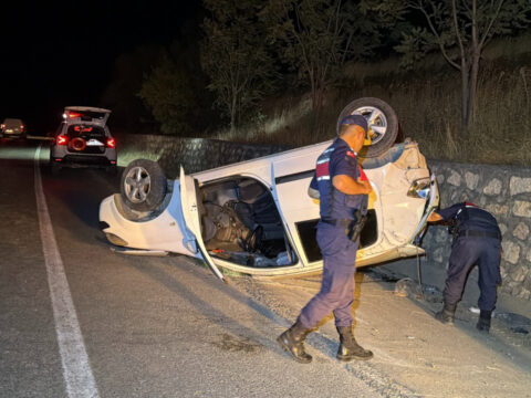 Istinat duvarina carpan otomobil takla atti 2 yarali OWZTWqWj
