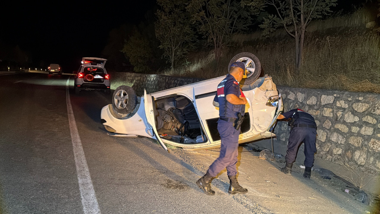 Istinat duvarina carpan otomobil takla atti 2 yarali OWZTWqWj